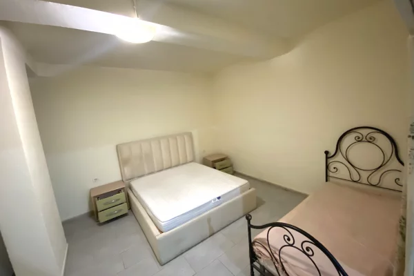 Shtepi me qera Papafingo(kati i catise) ne Tirane, 1+1, Mobilimi E mobiluar, Pagesa 240  Euro.