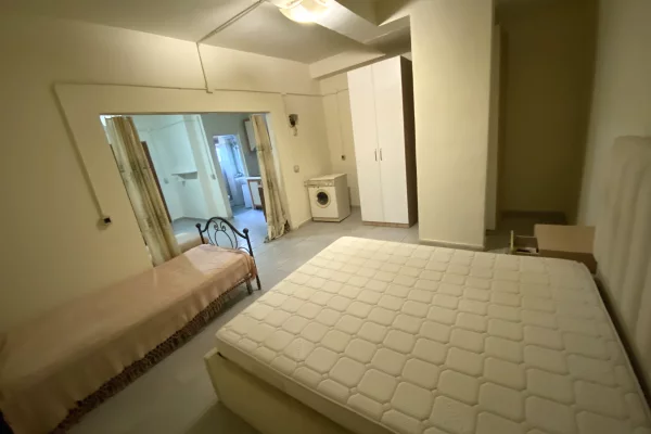 Shtepi me qera Papafingo(kati i catise) ne Tirane, 1+1, Mobilimi E mobiluar, Pagesa 240  Euro.