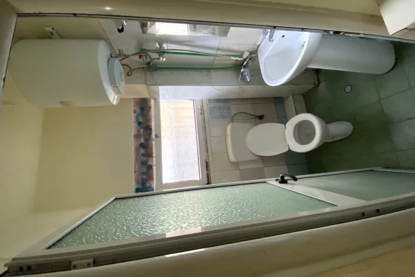 Shtepi me qera Papafingo(kati i catise) ne Tirane, 1+1, Mobilimi E mobiluar, Pagesa 240  Euro.