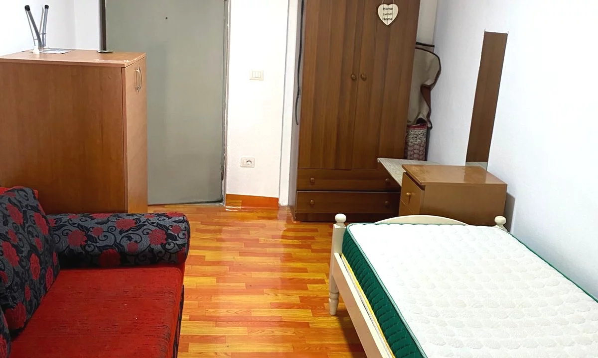 Shtepi me qera Apartament ne Tirane, Garsoniere, Mobilimi E mobiluar, Pagesa 320  Euro.