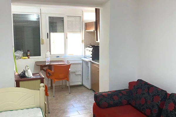 Shtepi me qera Apartament ne Tirane, Garsoniere, Mobilimi E mobiluar, Pagesa 320  Euro.