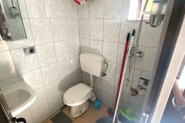 Shtepi me qera Vila Luksoze ne Tirane, Garsoniere, Mobilimi E mobiluar, Pagesa 25,000  Leke.