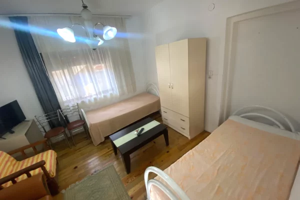 Shtepi me qera Vila Luksoze ne Tirane, Garsoniere, Mobilimi E mobiluar, Pagesa 25,000  Leke.