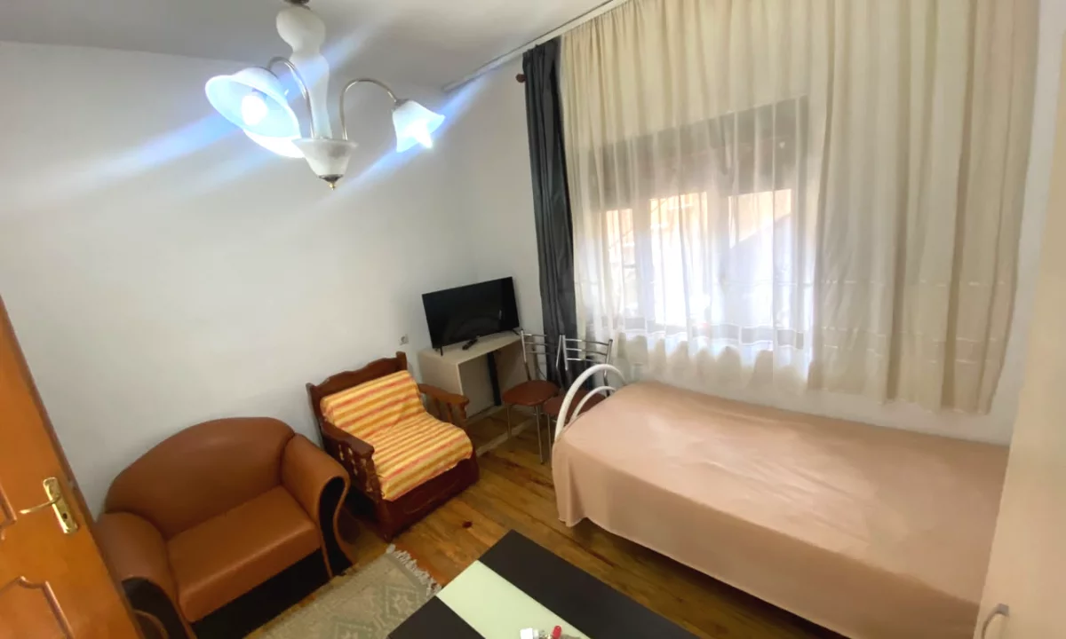 Shtepi me qera Vila Luksoze ne Tirane, Garsoniere, Mobilimi E mobiluar, Pagesa 25,000  Leke.