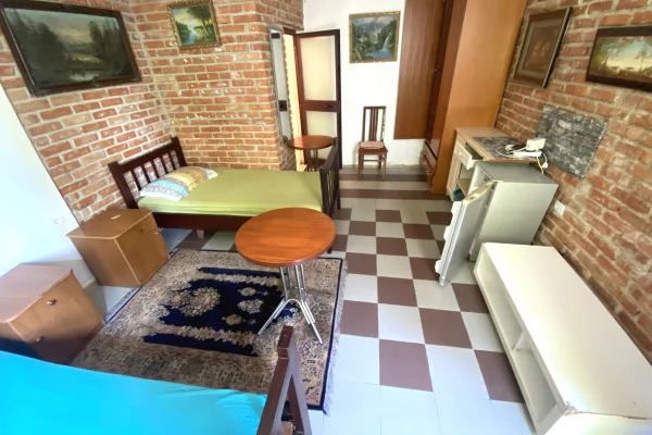 Shtepi me qera Shtepi Private ne Tirane, Garsoniere, Mobilimi E mobiluar, Pagesa 20,000  Leke.