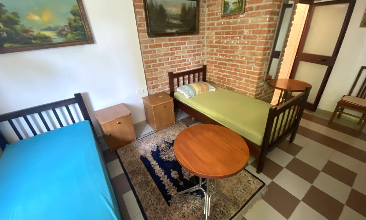 Shtepi me qera Shtepi Private ne Tirane, Garsoniere, Mobilimi E mobiluar, Pagesa 20,000  Leke.