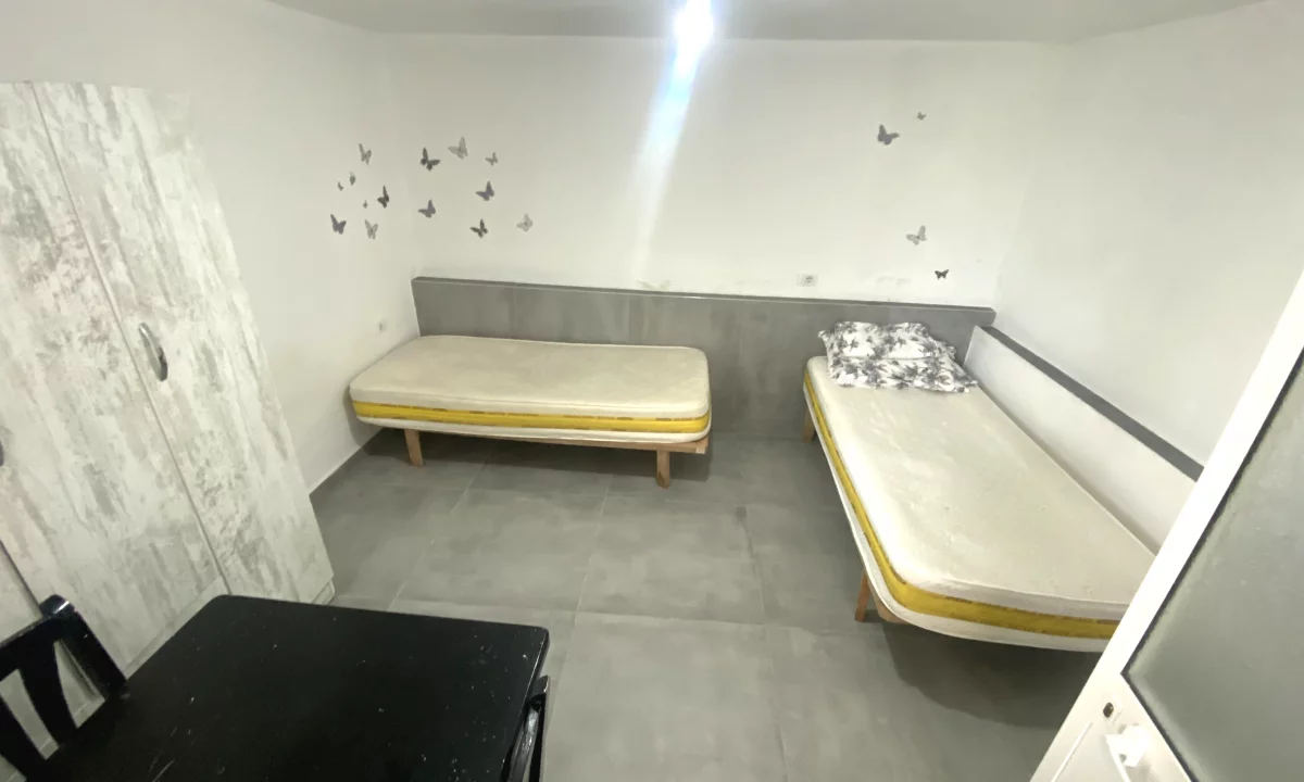 Shtepi me qera Vila Luksoze ne Tirane, Garsoniere, Mobilimi E mobiluar, Pagesa 20,000  Leke.