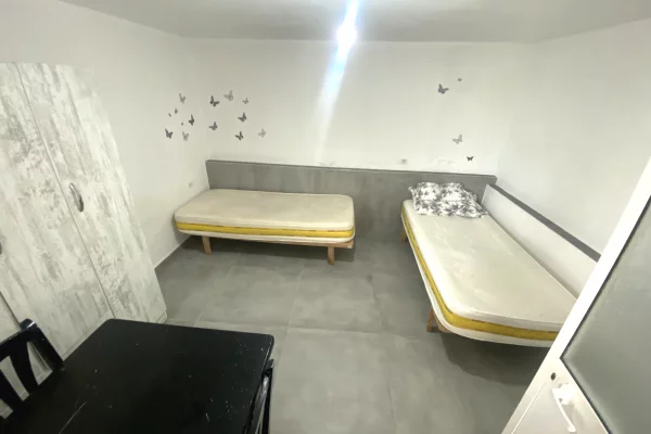 Shtepi me qera Vila Luksoze ne Tirane, Garsoniere, Mobilimi E mobiluar, Pagesa 20,000  Leke.