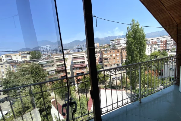 Shtepi me qera Papafingo(kati i catise) ne Tirane, 2+1, Mobilimi E mobiluar, Pagesa 40,000  Leke.