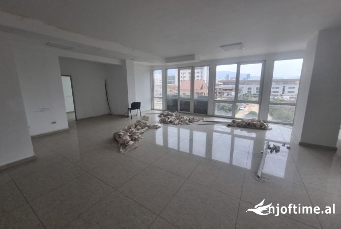 Ambiente Commerciale in Affitto 3+1 a Tirana - 1,800 Euro