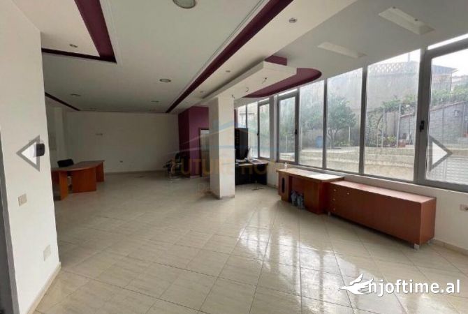 Ambiente Commerciale in Vendita 1+1 a Valona - 60,000 Euro