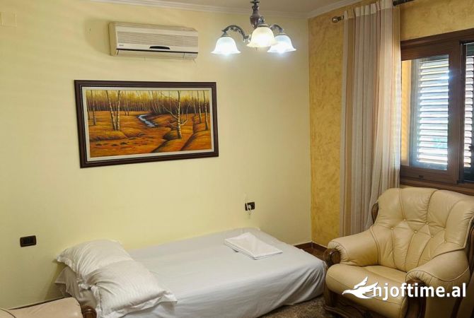 Shtepi me qera Shtepi Private ne Vlore, 3+1, Mobilimi E mobiluar, Pagesa 400  Euro.