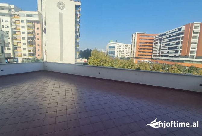 Ambiente Commerciale in Vendita 3+1 a Tirana - 270,000 Euro