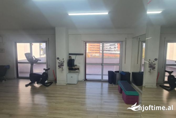Ambiente Commerciale in Vendita 3+1 a Tirana - 270,000 Euro