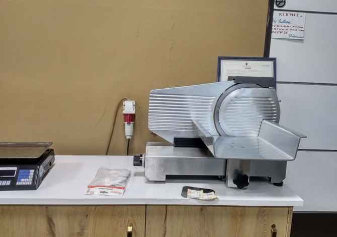 Shiten Frigorifer Mural dhe paisje supermarketi