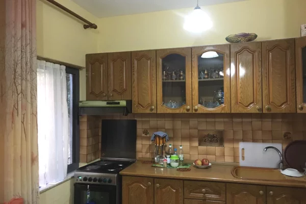 Shtepi me qera 2+1 ne Tirane - 42,000 Leke