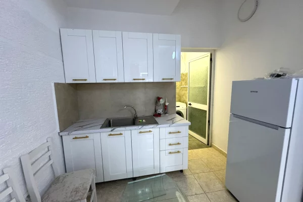 Shtepi me qera Apartament ne Tirane, 1+1, Mobilimi E mobiluar, Pagesa 40,000  Leke.