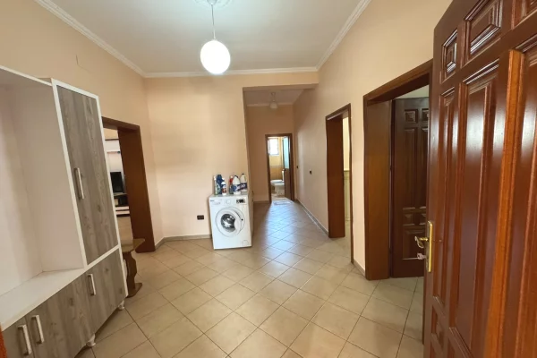 Shtepi me qera Vila Luksoze ne Tirane, 2+1, Mobilimi E mobiluar, Pagesa 500  Euro.