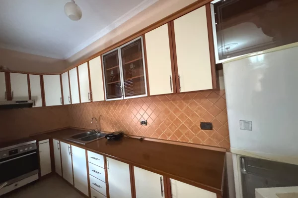 Shtepi me qera Vila Luksoze ne Tirane, 2+1, Mobilimi E mobiluar, Pagesa 500  Euro.