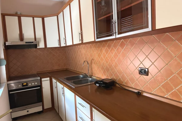 Shtepi me qera Vila Luksoze ne Tirane, 2+1, Mobilimi E mobiluar, Pagesa 500  Euro.