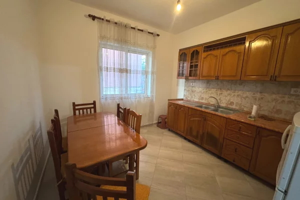 Shtepi me qera Shtepi Private ne Tirane, 3+1, Mobilimi E mobiluar, Pagesa 50,000  Leke.