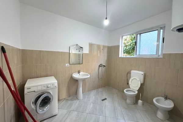 Shtepi me qera Shtepi Private ne Tirane, 3+1, Mobilimi E mobiluar, Pagesa 50,000  Leke.