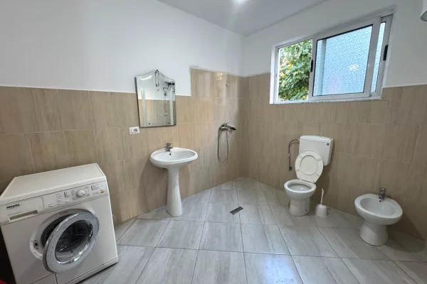 Shtepi me qera Shtepi Private ne Tirane, 3+1, Mobilimi E mobiluar, Pagesa 50,000  Leke.