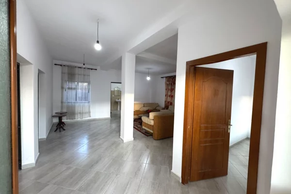 Shtepi me qera Shtepi Private ne Tirane, 3+1, Mobilimi E mobiluar, Pagesa 50,000  Leke.