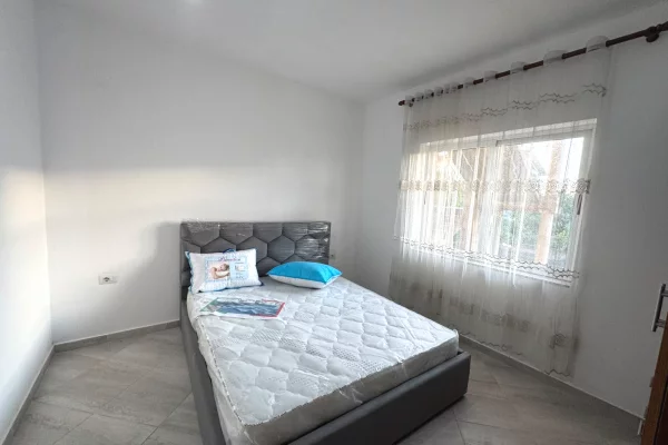 Shtepi me qera Shtepi Private ne Tirane, 3+1, Mobilimi E mobiluar, Pagesa 50,000  Leke.