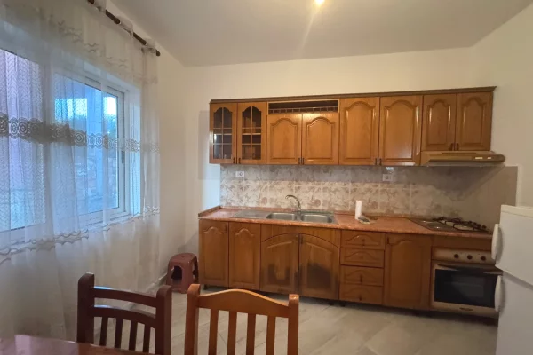 Shtepi me qera Shtepi Private ne Tirane, 3+1, Mobilimi E mobiluar, Pagesa 50,000  Leke.