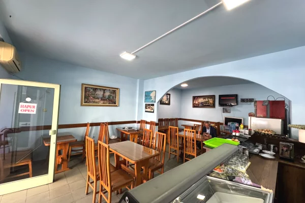 Jepet me qira Lokal Bar - restorant ne rrugen Dritan Hoxha Tirane.