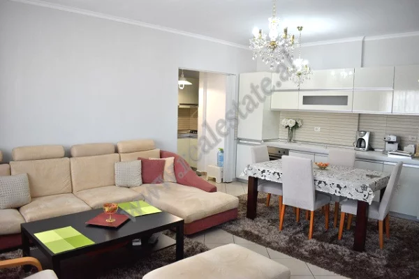 Rruga e Kavajes.  Shitet Apartament 3+1