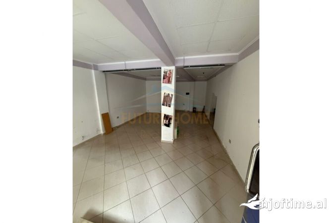 Ambiente Commerciale in Vendita 3+1 a Tirana - 95,000 Euro