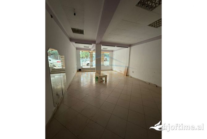 Ambiente Commerciale in Vendita 3+1 a Tirana - 95,000 Euro