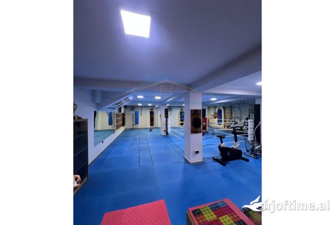 Ambiente Commerciale in Affitto 3+1 a Tirana - 800 Euro