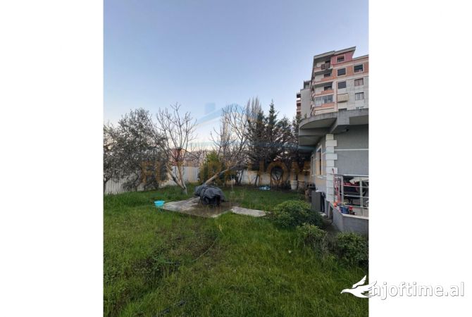 Shitet , Truall + Ndertese (Shtepi Private), Yzberisht prane Gega Oil ,Tirane.