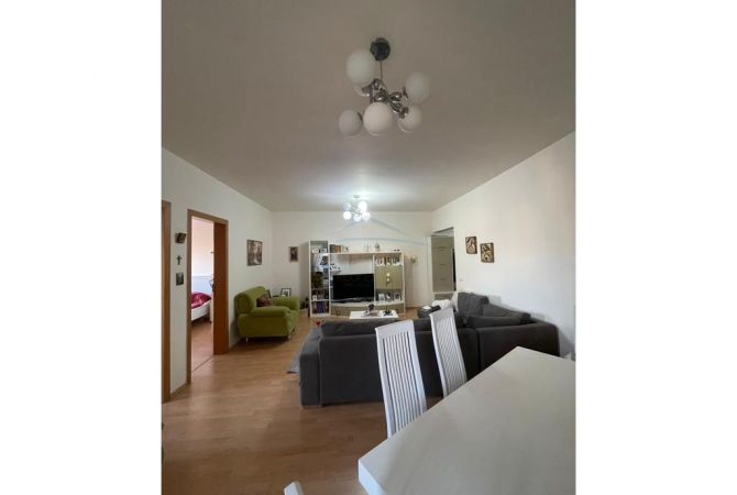 Shitet, Apartament 2+1, Komuna e Parisit, Tirane