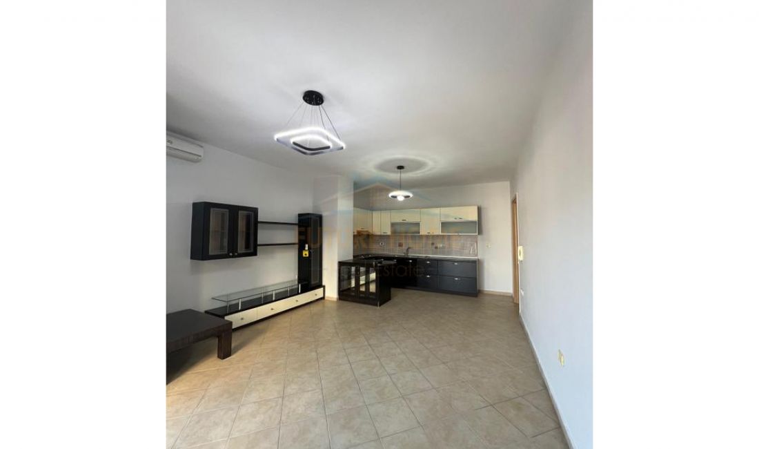 Appartamento in vendita a Tirana 2+1, SemiArredato