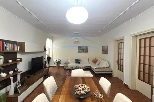 Appartamento in vendita a Tirana 2+1, Arredato