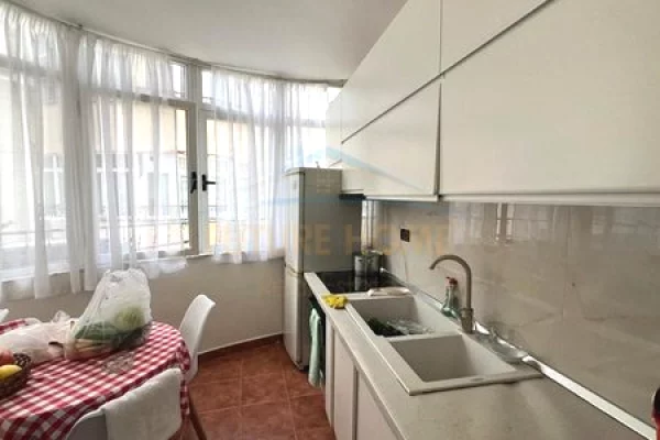 Shitet, Apartament 2+1, Komuna e Parisit, Tiranë