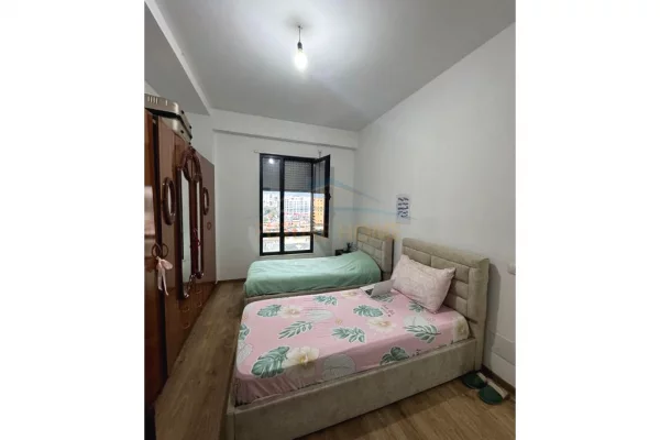 Shitet , Apartament 2+1+2+ Post Parkimi, Porcelan, Tirane