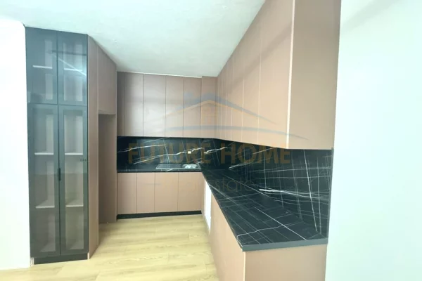 Appartamento in vendita a Tirana 2+1, Arredato