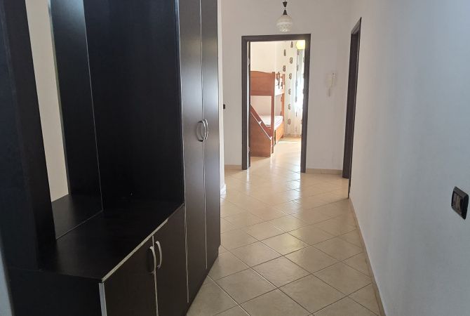 Shtepi me qera Apartament ne Tirane, 2+1, Mobilimi E mobiluar, Pagesa 40,000  Leke.