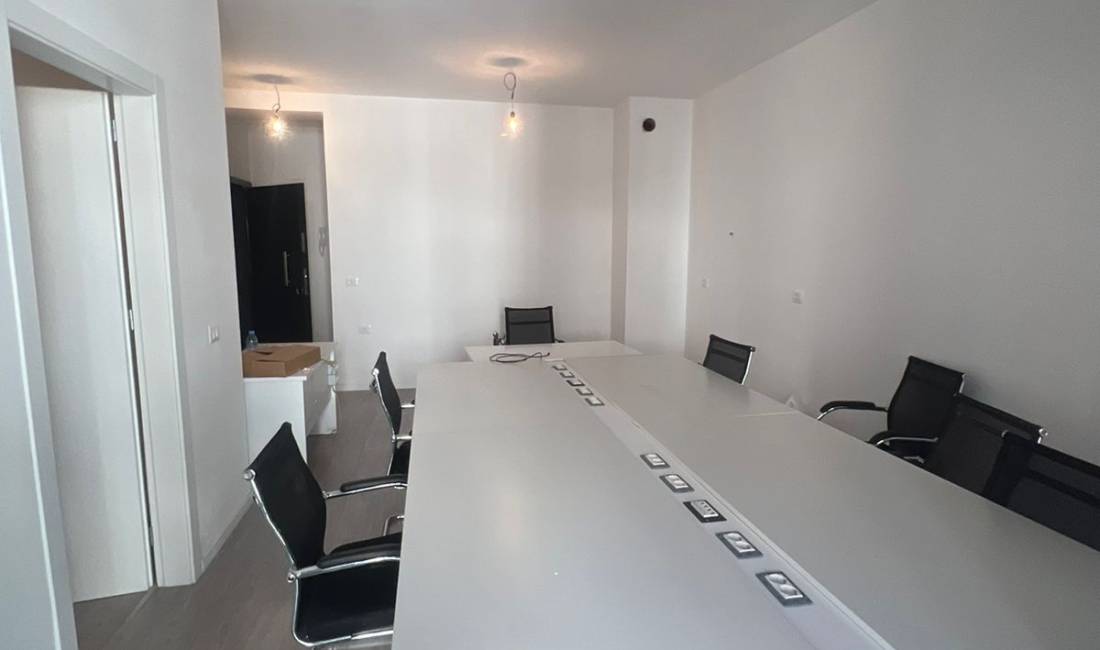 Jepet me qira ambient per zyre 1+1 te Komuna e Parisit