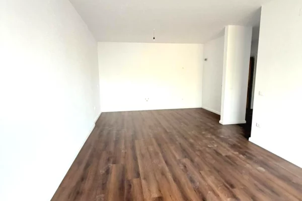Shtepi ne shitje Apartament ne Tirane, 2+1, Mobilimi Bosh, pa mobiluar, Pagesa 125,400  Euro.