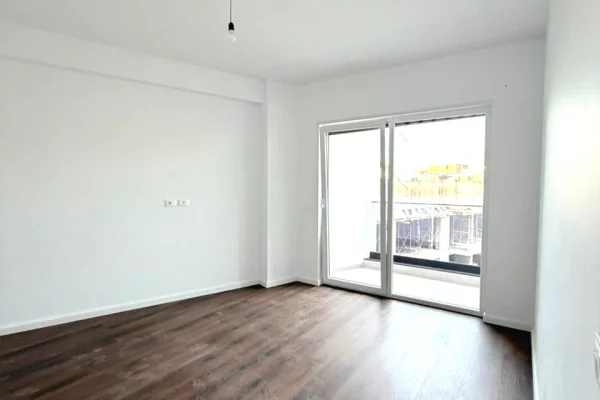 Shtepi ne shitje Apartament ne Tirane, 2+1, Mobilimi Bosh, pa mobiluar, Pagesa 125,400  Euro.