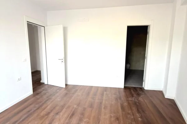 Shtepi ne shitje Apartament ne Tirane, 2+1, Mobilimi Bosh, pa mobiluar, Pagesa 125,400  Euro.