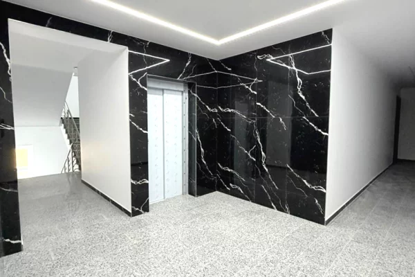 Shtepi ne shitje Apartament ne Tirane, 2+1, Mobilimi Bosh, pa mobiluar, Pagesa 125,400  Euro.