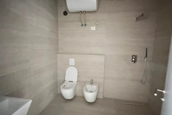 Shtepi ne shitje Apartament ne Tirane, 2+1, Mobilimi Bosh, pa mobiluar, Pagesa 125,400  Euro.