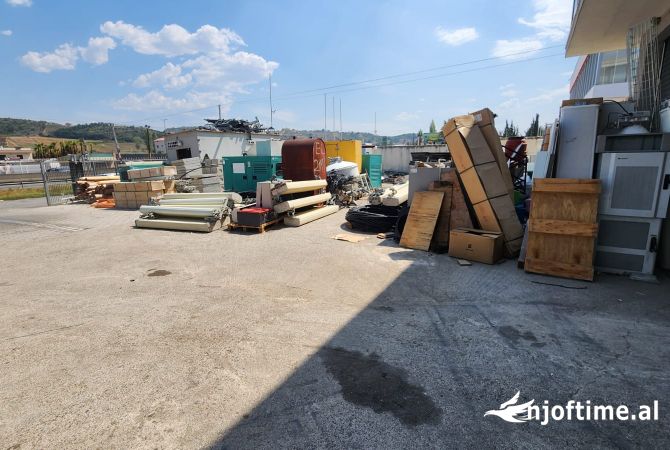 Ambiente Commerciale in Affitto 4+1 a Tirana - 2,000 Euro